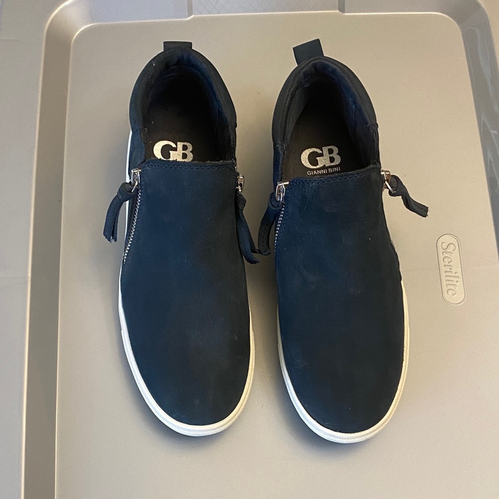 Gianni Bini Women’s Size 8 M  Dark Blue Suede Bootie/Sneakers with White Soles